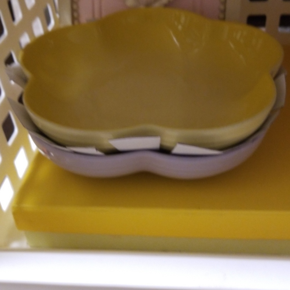 Le creuset flower line